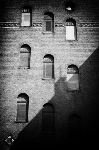 Vecchia parete con finestre — Foto Stock