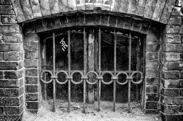 Het oude venster. zwart-wit — Stockfoto