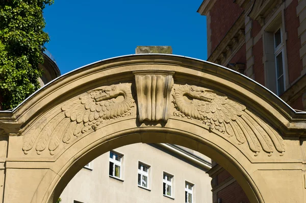 Basreliéf na arch v podobě griffins. — Stock fotografie