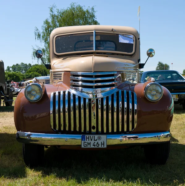 PAAREN IM GLIEN, GERMANY - 26 мая: Cars Chevrolet 3100 Series Pickup 1946, "The oldtimer show" in MAFZ, 26 мая 2012 in Paaren im Glien, Germany — стоковое фото