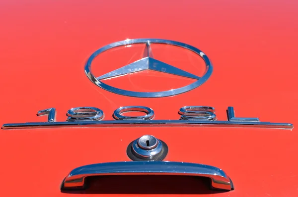 PAAREN IM GLIEN, ALEMANIA - 26 DE MAYO: El emblema en la tapa del maletero Mercedes-Benz 190SL, "The oldtimer show" en MAFZ, 26 de mayo de 2012 en Paaren im Glien, Alemania — Foto de Stock