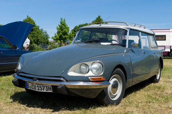 Paaren im glien, Duitsland - 26 mei: auto's Citroën ds, 1973, "the oldtimer show" in mafz, 26 mei 2012 in paaren im glien, Duitsland — Stockfoto
