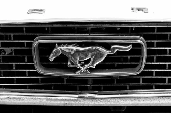 PAAREN IM GLIEN, GERMANIA - 26 MAGGIO: L'emblema Ford Mustang (Bianco e Nero), "The oldtimer show" in MAFZ, 26 maggio 2012 in Paaren im Glien, Germania — Foto Stock