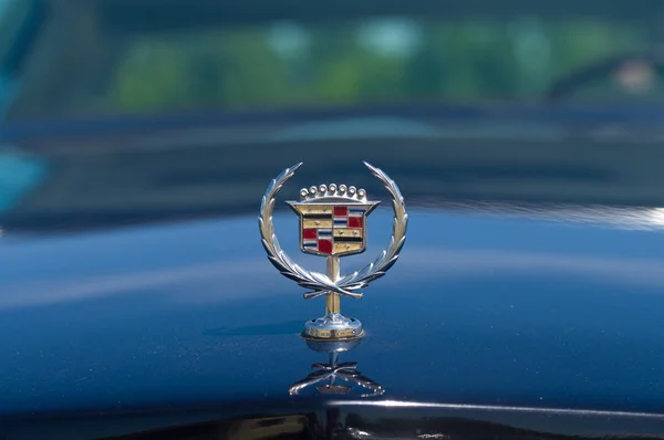 PAAREN IM GLIEN, ALEMANIA - 26 DE MAYO: El emblema Cadillac, "The oldtimer show" en MAFZ, 26 de mayo de 2012 en Paaren im Glien, Alemania —  Fotos de Stock