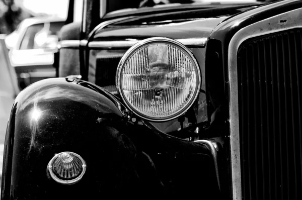 PAAREN IM GLIEN, ALEMANIA - 26 DE MAYO: Un fragmento de un coche viejo (blanco y negro), "The oldtimer show" en MAFZ, 26 de mayo de 2012 en Paaren im Glien, Alemania — Foto de Stock