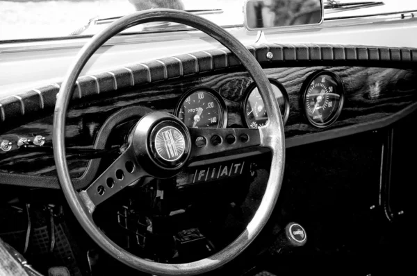 PAAREN IM GLIEN, ALEMANHA - MAIO 26: Carro de cabine Fiat Siata Spring, 1968 (preto e branco), "The oldtimer show" em MAFZ, 26 de maio de 2012 em Paaren im Glien, Alemanha — Fotografia de Stock