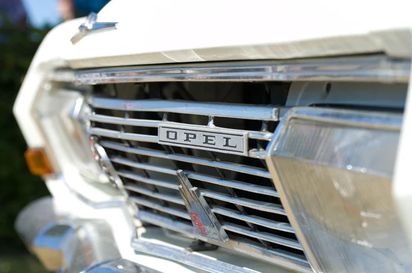 PAAREN IM GLIEN, ALEMANIA - 26 DE MAYO: El emblema del coche Opel Rekord Series C, "The oldtimer show" en MAFZ, 26 de mayo de 2012 en Paaren im Glien, Alemania — Foto de Stock