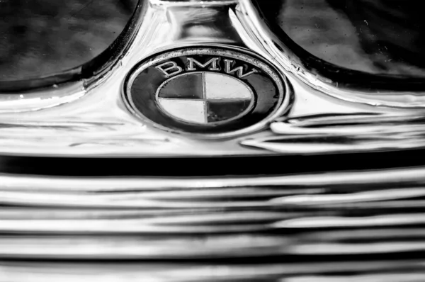 Paaren im glien, Duitsland - 26 mei: het embleem van de auto bmw emw 340 (zwart-wit), "the oldtimer show" in mafz, 26 mei 2012 in paaren im glien, Duitsland — Stockfoto