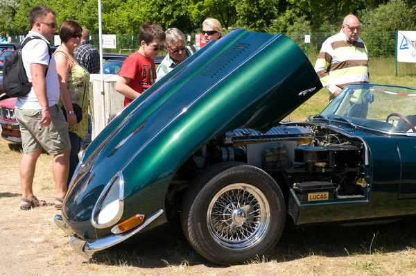 PAAREN IM GLIEN, GERMANY - 26 мая: Открытый капот автомобиля Jaguar E-Type, "The oldtimer show" в МАФЗ, 26 мая 2012 года в Paaren im Glien, Германия — стоковое фото