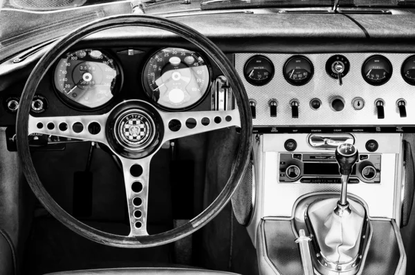 PAREN IM GLIEN, ALEMANHA - MAIO 26: Carro de cabine Jaguar E-Type (Preto - Branco), "The oldtimer show" em MAFZ, 26 de maio de 2012 em Paaren im Glien, Alemanha — Fotografia de Stock