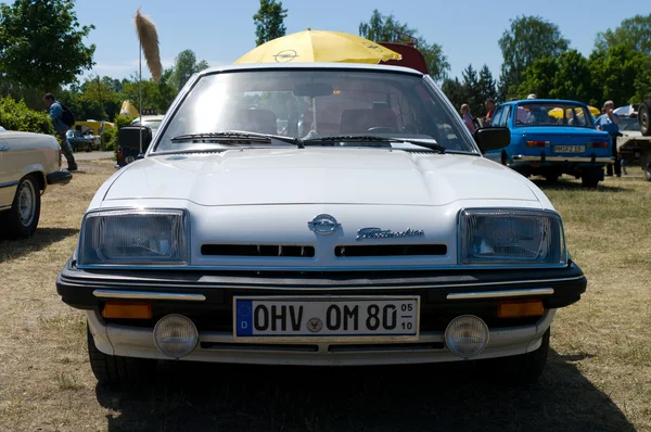 PAAREN IM GLIEN, ALEMANIA - 26 DE MAYO: Cars Opel Manta B1, "The oldtimer show" en MAFZ, 26 de mayo de 2012 en Paaren im Glien, Alemania — Foto de Stock