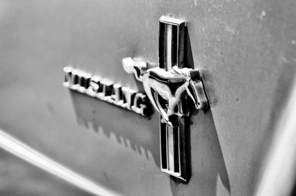 PAAREN IM GLIEN, ALEMANIA - 26 DE MAYO: El emblema Ford Mustang (Blanco y Negro), "The oldtimer show" en MAFZ, 26 de mayo de 2012 en Paaren im Glien, Alemania —  Fotos de Stock