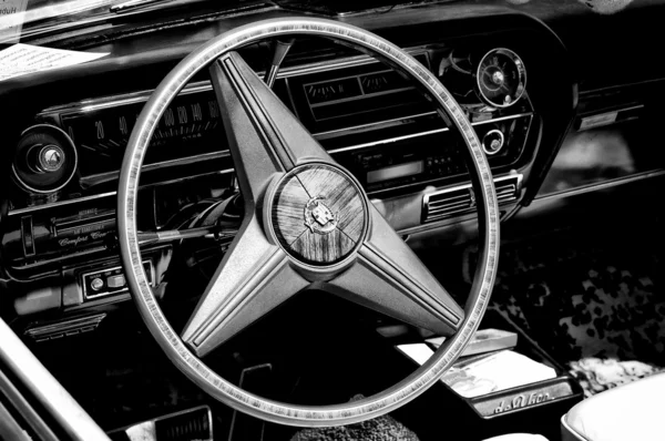 PAAREN IM GLIEN, GERMANY - 26 мая: Cabin Car Cadillac deVille Convertible (Black & White), "The oldtimer show" in MAFZ, 26 мая 2012 in Paaren im Glien, Germany — стоковое фото
