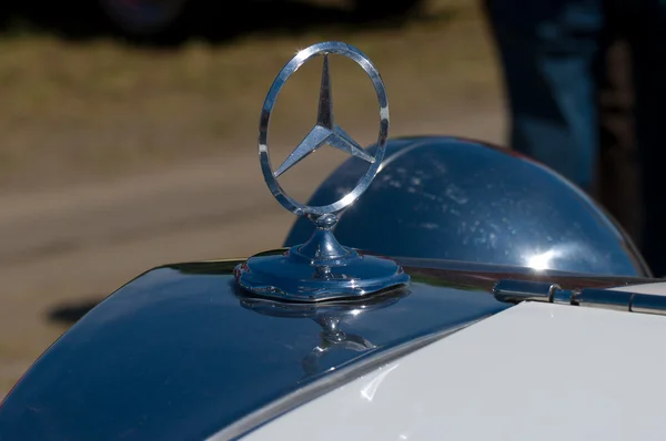 PAAREN IM GLIEN, GERMANIA - 26 MAGGIO: L'emblema di Mercedes-Benz, "The oldtimer show" in MAFZ, 26 maggio 2012 in Paaren im Glien, Germania — Foto Stock