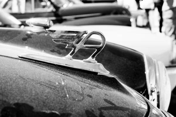 PAAREN IM GLIEN, ALEMANIA - 26 DE MAYO: El emblema del coche Austin A30 (Blanco y Negro), "The oldtimer show" en MAFZ, 26 de mayo de 2012 en Paaren im Glien, Alemania —  Fotos de Stock
