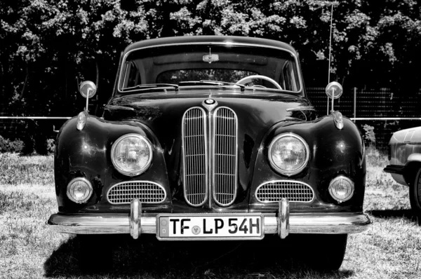 PAAREN IM GLIEN, ALEMANHA - 26 DE MAIO: The BMW 501 (Black and White), "The oldtimer show" in MAFZ, 26 de maio de 2012 in Paaren im Glien, Alemanha — Fotografia de Stock