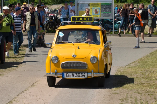 Paaren im glien，德国-5 月 26 日： 车出租车、 glas goggomobil 250，"而作显示"mafz，于 2012 年 5 月 26 日在 paaren im glien，德国 — 图库照片