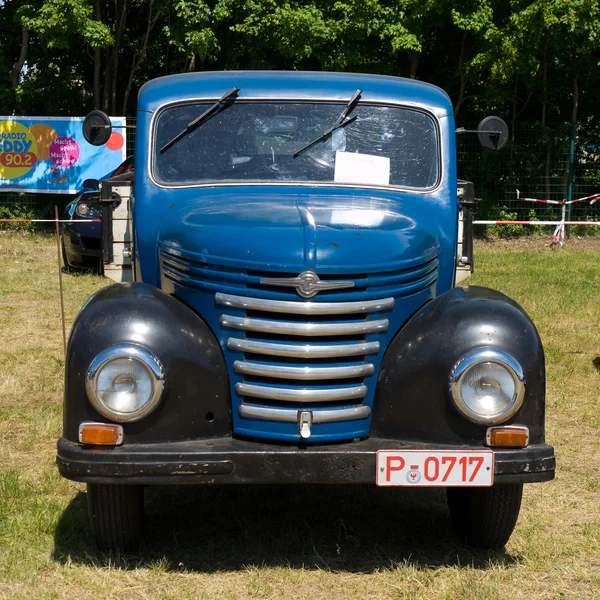 PAAREN IM GLIEN, GERMANIA - 26 MAGGIO: Piccolo camion Barkas Framo, "The oldtimer show" in MAFZ, 26 maggio 2012 in Paaren im Glien, Germania — Foto Stock