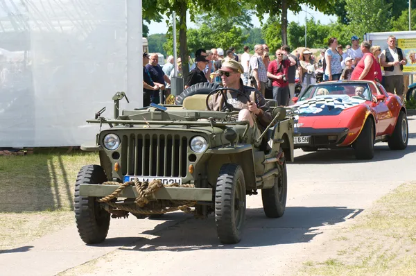 Paaren im glien, Německo - 26. května: auto Jeep willys mb nás armádní džíp, "oldtimer show" v mafz, květen 26, 2012 v paaren im glien, Německo — Stock fotografie