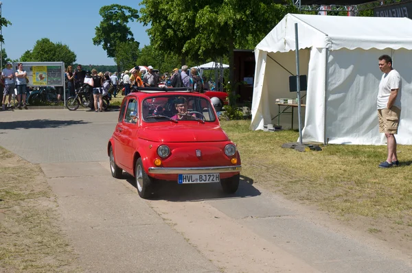 PAAREN IM GLIEN, GERMANY - 26 мая: The Fiat 500, "The oldtimer show" in MAFZ, 26 мая 2012 in Paaren im Glien, Germany — стоковое фото