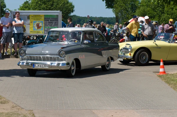 Paaren im glien, Německo - 26. května: automobily ford taunus 17m p2, "oldtimer show" v mafz, květen 26, 2012 v paaren im glien, Německo — Stock fotografie