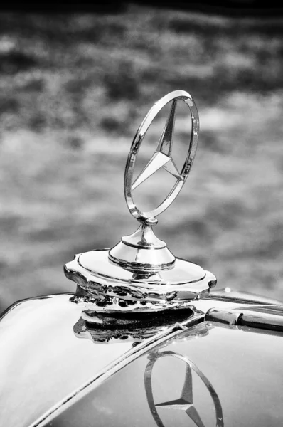 PAAREN IM GLIEN, GERMANY - 26 мая: Эмблема Mercedes-Benz (Black and White), "The oldtimer show" в MAFZ, 26 мая 2012 года в Paaren im Glien, Германия — стоковое фото