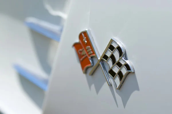 PAAREN IM GLIEN, ALEMANIA - 26 DE MAYO: El emblema Chevrolet Corvette, "The oldtimer show" en MAFZ, 26 de mayo de 2012 en Paaren im Glien, Alemania — Foto de Stock