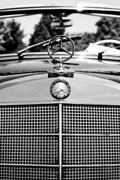 PAAREN IM GLIEN, GERMANY - MAY 26: The radiator grille and emblem of Mercedes-Benz Type W180 220S (Black and White), "The oldtimer show" in MAFZ, May 26, 2012 in Paaren im Glien, Germany — Stock Photo, Image