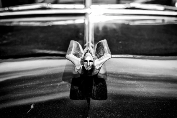 Paaren イム glien、ドイツ - 5 月 26 日： エンブレム キャデラック シリーズ 61 （黒と白）「クラシックカー ショー」mafz で 2012 年 5 月 26 日 paaren イム glien でドイツ — ストック写真