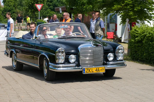 PAAREN IM GLIEN, GERMANIA - 26 MAGGIO: Car Mercedes-Benz 220 SE Convertible, "The oldtimer show" in MAFZ, 26 maggio 2012 in Paaren im Glien, Germania — Foto Stock