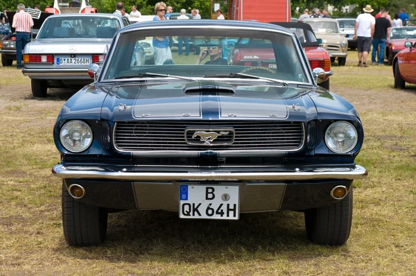 PAAREN IM GLIEN, GERMANY - 26 мая: Cars Ford Mustang, "The oldtimer show" in MAFZ, 26 мая 2012 in Paaren im Glien, Germany — стоковое фото