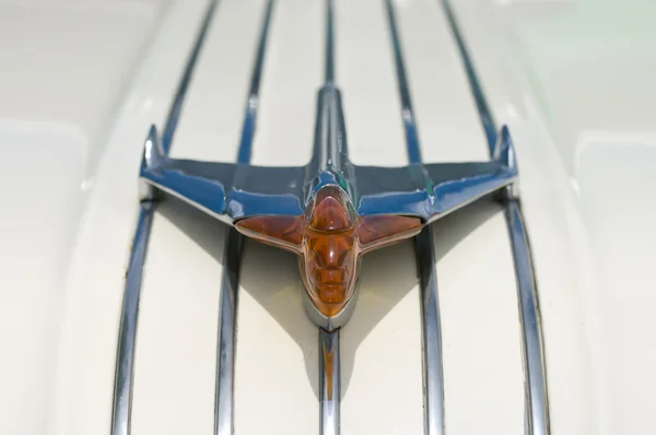 PAAREN IM GLIEN, GERMANY - 26 мая: Emblem Pontiac Starchief, "The oldtimer show" in MAFZ, 26 мая 2012 in Paaren im Glien, Germany — стоковое фото