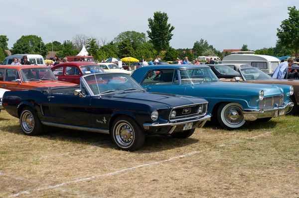 PAAREN IM GLIEN, GERMANY - MAY 26: Car Lincoln Continental Mark II and the Ford Mustang Сonvertible, "The oldtimer show" in MAFZ, May 26, 2012 in Paaren im Glien, Germany — Stockfoto