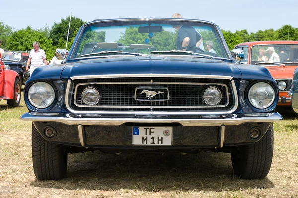 Paaren im glien, Duitsland - 26 mei: auto's ford mustang cabrio, "the oldtimer show" in mafz, 26 mei 2012 in paaren im glien, Duitsland — Stockfoto