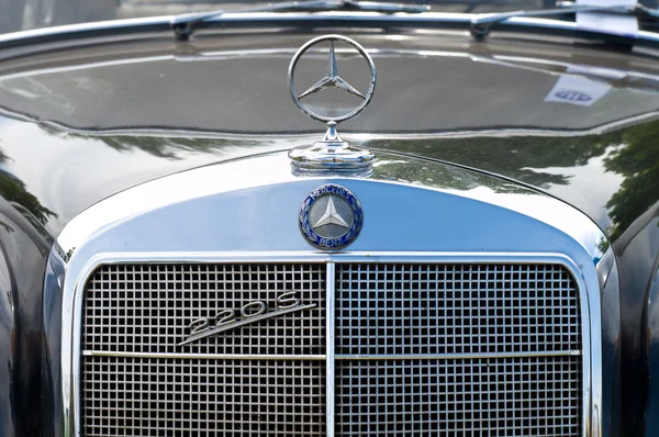 PAAREN IM GLIEN, ALLEMAGNE - 26 MAI : L'emblème de Mercedes Benz 220 S, "The oldtimer show" dans MAFZ, 26 mai 2012 à Paaren im Glien, Allemagne — Photo