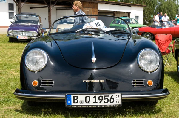 PAAREN IM GLIEN, GERMANY - 26 мая: Car Porsche 356 Speedstep, "The oldtimer show" in MAFZ, 26 мая 2012 in Paaren im Glien, Germany — стоковое фото