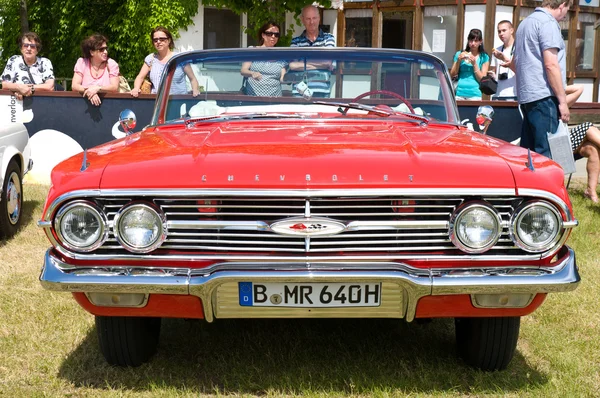 Paaren im glien, Almanya - 26 Mayıs: cars chevrolet Impala convertible coupe, "oldtimer gösterisinde" mafz, 26 Mayıs 2012 yılında paaren im glien, Almanya — Stok fotoğraf