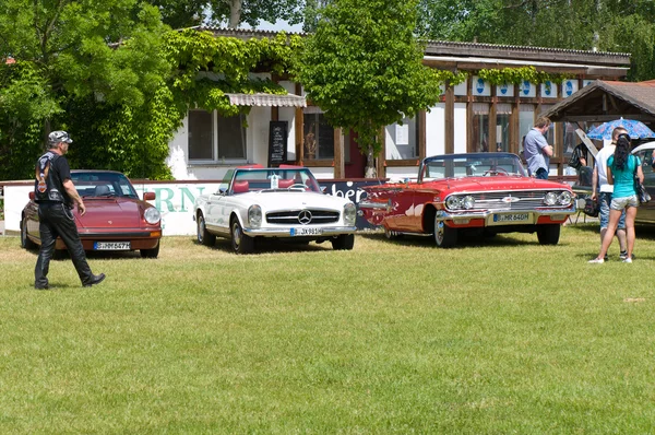 ПААРЕН-ИМ-ГЛИЕН, ГЕРМАНИЯ - 26 мая: На поле находятся различные старинные автомобили, "Шоу стариков" в МАФЗ, 26 мая 2012 года в Паарен-им-Глиен, Германия — стоковое фото