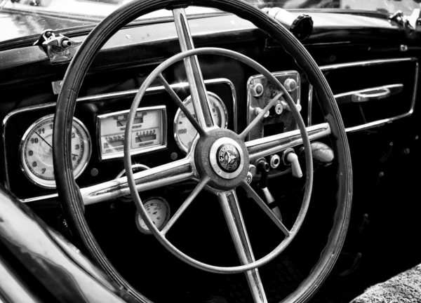 PAAREN IM GLIEN, ALEMANIA - 26 DE MAYO: Cab Mercedes-Benz 170 (Blanco y Negro), "The oldtimer show" en MAFZ, 26 de mayo de 2012 en Paaren im Glien, Alemania —  Fotos de Stock