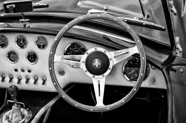 PAAREN IM GLIEN, GERMANIA - 26 MAGGIO: Cab AC Cobra MkII (Bianco e Nero), "The oldtimer show" in MAFZ, 26 maggio 2012 in Paaren im Glien, Germania — Foto Stock