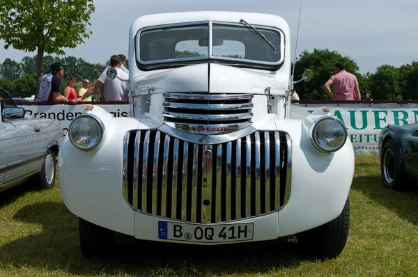 PAAREN IM GLIEN, ALEMANHA - MAIO 26: Carros Chevrolet Pickup 1946, "The oldtimer show" em MAFZ, 26 de maio de 2012 em Paaren im Glien, Alemanha — Fotografia de Stock