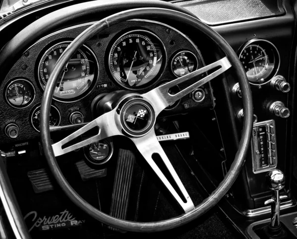 PAAREN IM GLIEN, ALLEMAGNE - 26 MAI : Cabine Chevrolet Corvette Sting Ray (Noir et Blanc), "The oldtimer show" dans MAFZ, 26 mai 2012 à Paaren im Glien, Allemagne — Photo