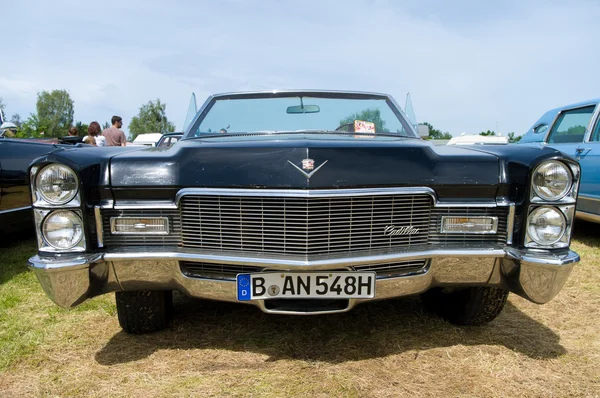PAAREN IM GLIEN, GERMANY - 26 мая: Cars Cadillac Eldorado Convertible, "The oldtimer show" in MAFZ, 26 мая 2012 in Paaren im Glien, Germany — стоковое фото