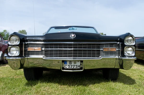:PAAREN IM GLIEN, GERMANY - 26 мая: Cars Cadillac Eldorado Convertible, "The oldtimer show" in MAFZ, 26 мая 2012 in Paaren im Glien, Germany — стоковое фото