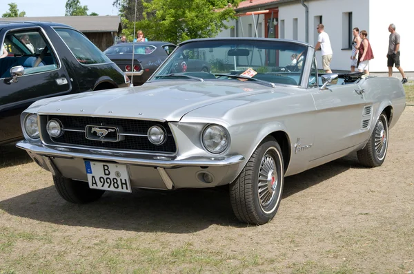 PAAREN IM GLIEN, GERMANY - MAY 26: The sports car Ford Mustang Convertible, "The oldtimer show" in MAFZ, May 26, 2012 in Paaren im Glien, Germany — Stock Photo, Image