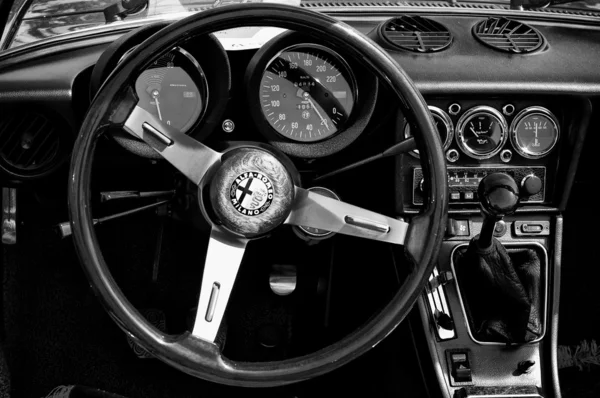 PAAREN IM GLIEN, ALEMANIA - 26 DE MAYO: Cab Alfa Romeo (Blanco y Negro), "The oldtimer show" en MAFZ, 26 de mayo de 2012 en Paaren im Glien, Alemania —  Fotos de Stock