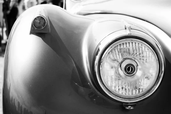 PAAREN IM GLIEN, ALEMANIA - 26 DE MAYO: Detalle del coche Jaguar Mark 2 (Blanco y Negro), "The oldtimer show" en MAFZ, 26 de mayo de 2012 en Paaren im Glien, Alemania — Foto de Stock