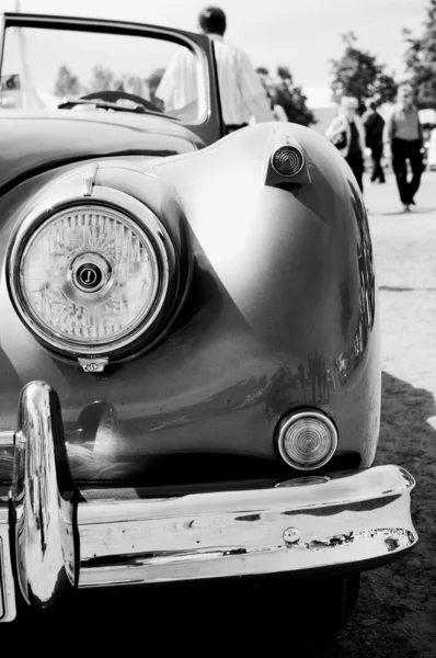 PAAREN IM GLIEN, ALEMANIA - 26 DE MAYO: Detalle del coche Jaguar Mark 2 (Blanco y Negro), "The oldtimer show" en MAFZ, 26 de mayo de 2012 en Paaren im Glien, Alemania — Foto de Stock