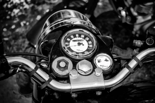 PAAREN IM GLIEN, GERMANY - 26 мая: Мотоцикл Royal Enfield Bullet 500 (Black and White), "The oldtimer show" в МАФЗ, 26 мая 2012 года в Paaren im Glien, Германия — стоковое фото