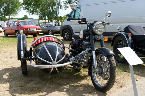 PAAREN IM GLIEN, GERMANIA - 26 MAGGIO: La moto con sidecar Ural Retro, "The oldtimer show" in MAFZ, 26 maggio 2012 in Paaren im Glien, Germania — Foto Stock